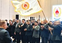Komisaris Jenderal Polisi (Purn) Mathius D. Fakhiri, SIK, MH., saat menerima pataka KONI pada prosesi pelantikan sebagai Ketua Umum KONI Papua Periode 2026-2030
