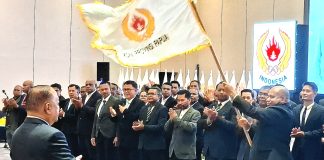 Komisaris Jenderal Polisi (Purn) Mathius D. Fakhiri, SIK, MH., saat menerima pataka KONI pada prosesi pelantikan sebagai Ketua Umum KONI Papua Periode 2026-2030