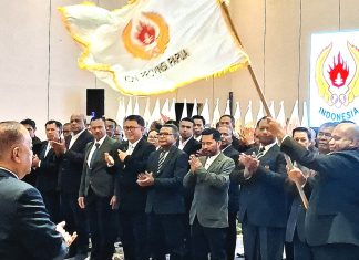 Komisaris Jenderal Polisi (Purn) Mathius D. Fakhiri, SIK, MH., saat menerima pataka KONI pada prosesi pelantikan sebagai Ketua Umum KONI Papua Periode 2026-2030