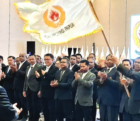Komisaris Jenderal Polisi (Purn) Mathius D. Fakhiri, SIK, MH., saat menerima pataka KONI pada prosesi pelantikan sebagai Ketua Umum KONI Papua Periode 2026-2030