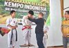 Wakil Walikota Jayapura Dorong Atlet Kempo Berprestasi untuk Dapat Beasiswa Pendidikan Wakil Walikota Jayapura, Dr. H. Ir. Rustan Saru, MM saat mengalungkan medali kepada atlet Kempo Kota Jayapura berprestasi di ajang BKI Kota Jayapura Cup 2026, Sabtu (13/6/26)