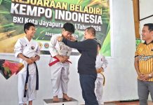 Wakil Walikota Jayapura, Dr. H. Ir. Rustan Saru, MM saat mengalungkan medali kepada atlet Kempo Kota Jayapura berprestasi di ajang BKI Kota Jayapura Cup 2026, Sabtu (13/6/26)