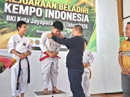 Wakil Walikota Jayapura, Dr. H. Ir. Rustan Saru, MM saat mengalungkan medali kepada atlet Kempo Kota Jayapura berprestasi di ajang BKI Kota Jayapura Cup 2026, Sabtu (13/6/26)