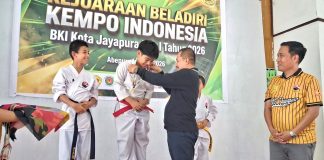 Wakil Walikota Jayapura, Dr. H. Ir. Rustan Saru, MM saat mengalungkan medali kepada atlet Kempo Kota Jayapura berprestasi di ajang BKI Kota Jayapura Cup 2026, Sabtu (13/6/26)