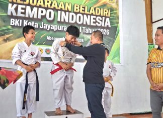 Wakil Walikota Jayapura, Dr. H. Ir. Rustan Saru, MM saat mengalungkan medali kepada atlet Kempo Kota Jayapura berprestasi di ajang BKI Kota Jayapura Cup 2026, Sabtu (13/6/26)