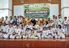 Wakil Walikota Jayapura, Dr. H. Ir. Rustan Saru, MM saat berfoto bersama para atlet Kempo yang tutin pada ajang BKI Kota Jayapura Cup 2026, Sabtu (13/6/26)