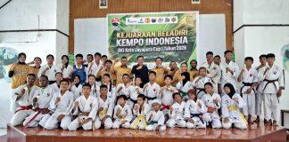Wakil Walikota Jayapura, Dr. H. Ir. Rustan Saru, MM saat berfoto bersama para atlet Kempo yang tutin pada ajang BKI Kota Jayapura Cup 2026, Sabtu (13/6/26)