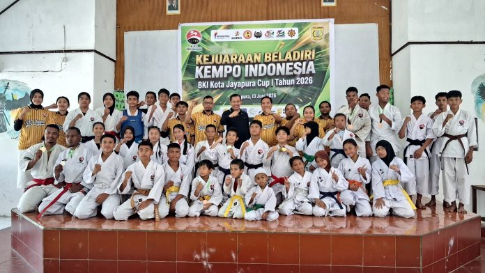 Wakil Walikota Jayapura, Dr. H. Ir. Rustan Saru, MM saat berfoto bersama para atlet Kempo yang tutin pada ajang BKI Kota Jayapura Cup 2026, Sabtu (13/6/26)
