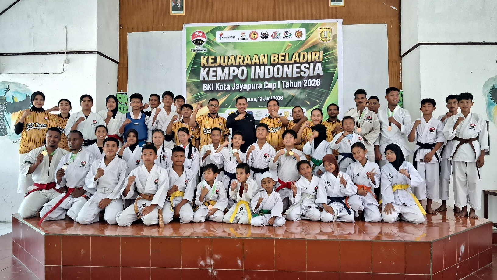 Wakil Walikota Jayapura, Dr. H. Ir. Rustan Saru, MM saat mengalungkan medali kepada atlet Kempo Kota Jayapura berprestasi di ajang BKI Kota Jayapura Cup 2026, Sabtu (13/6/26)
