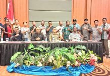 Matangkan Raperda Tentang Pengakuan dan Perlindungan Masyarakat Adat, DPRK Mamberamo Raya Gelar Rapat Dengar Pendapat dengan Yayasan Intsia Sesi foto bersama Unsur pimpinan DPRK Mamberamo Raya dan peserta rapat dengar pendapat di Hotel Horison Kotaraja