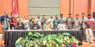 Sesi foto bersama Unsur pimpinan DPRK Mamberamo Raya dan peserta rapat dengar pendapat di Hotel Horison Kotaraja