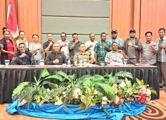 Sesi foto bersama Unsur pimpinan DPRK Mamberamo Raya dan peserta rapat dengar pendapat di Hotel Horison Kotaraja