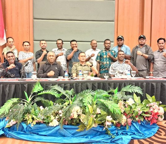 Sesi foto bersama Unsur pimpinan DPRK Mamberamo Raya dan peserta rapat dengar pendapat di Hotel Horison Kotaraja