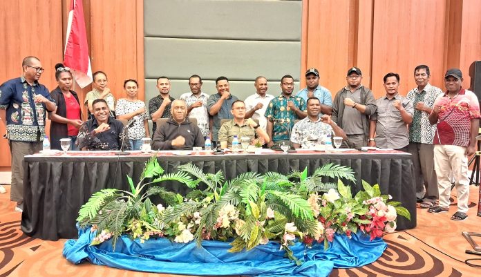 Sesi foto bersama Unsur pimpinan DPRK Mamberamo Raya dan peserta rapat dengar pendapat di Hotel Horison Kotaraja