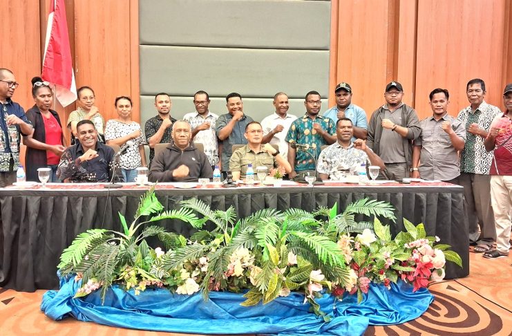 Sesi foto bersama Unsur pimpinan DPRK Mamberamo Raya dan peserta rapat dengar pendapat di Hotel Horison Kotaraja