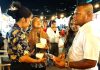 Wakil Bupati Jayapura, Haris Richard Yocku, S.H., bersama ibu saat mengunjungi salah satu stand di FCS Ke-3, Minggu (21/6/26)