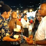 Apresiasi FCS Ke-3, Wabup Haris Yocku Orang Papua Wajib Tanam Sagu Wakil Bupati Jayapura, Haris Richard Yocku, S.H., bersama ibu saat mengunjungi salah satu stand di FCS Ke-3, Minggu (21/6/26)