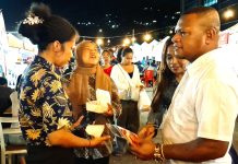 Wakil Bupati Jayapura, Haris Richard Yocku, S.H., bersama ibu saat mengunjungi salah satu stand di FCS Ke-3, Minggu (21/6/26)