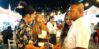 Wakil Bupati Jayapura, Haris Richard Yocku, S.H., bersama ibu saat mengunjungi salah satu stand di FCS Ke-3, Minggu (21/6/26)