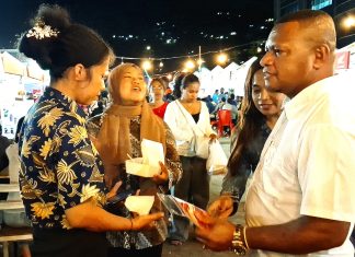 Wakil Bupati Jayapura, Haris Richard Yocku, S.H., bersama ibu saat mengunjungi salah satu stand di FCS Ke-3, Minggu (21/6/26)
