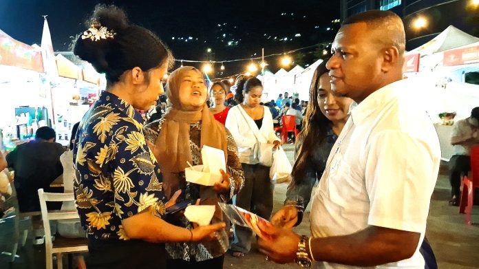 Wakil Bupati Jayapura, Haris Richard Yocku, S.H., bersama ibu saat mengunjungi salah satu stand di FCS Ke-3, Minggu (21/6/26)