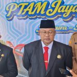 Dirut PT AMJ Robongholo Nanwani (Perseroda), Dr. H. Entis Sutisna, S.E.,MM,CGRM (tengah) bersama Wakil Walikota Jayapura, Dr. Ir. H. Rustan Saru, MM dan Asisten II Setda Kabupaten Jayapura, Dr.  Abdul Rahman Basri, S.Sos, MKP saat memberi keterangan pers