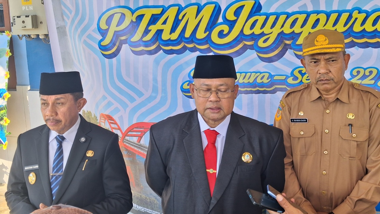 Dirut PT AMJ Robongholo Nanwani (Perseroda), Dr. H. Entis Sutisna, S.E.,MM,CGRM (tengah) bersama Wakil Walikota Jayapura, Dr. Ir. H. Rustan Saru, MM dan Asisten II Setda Kabupaten Jayapura, Dr. Abdul Rahman Basri, S.Sos, MKP saat memberi keterangan pers