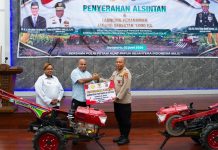 Dorong Polisi Kembangkan Pertanian, Gubernur Fakhiri Serahkan 14 Alsintan Bantuan Kementan ke Polda Papua