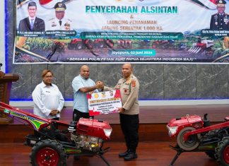 Dorong Polisi Kembangkan Pertanian, Gubernur Fakhiri Serahkan 14 Alsintan Bantuan Kementan ke Polda Papua
