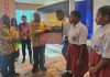 Gubernur Papua, Matius D. Fakhiri saat secara simbolis menyerahkan Kartu Pace dan Mace pada prosesi peluncuran Kartu Pace Mace, Jumat (12/6/2026)