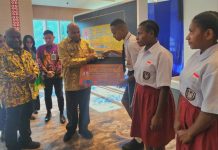 Gubernur Fakhiri Resmi Luncurkan Kartu Pace Mace untuk Wujudkan SDM Unggul Papua Gubernur Papua, Matius D. Fakhiri saat secara simbolis menyerahkan Kartu Pace dan Mace pada prosesi peluncuran Kartu Pace Mace, Jumat (12/6/2026)