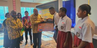 Gubernur Papua, Matius D. Fakhiri saat secara simbolis menyerahkan Kartu Pace dan Mace pada prosesi peluncuran Kartu Pace Mace, Jumat (12/6/2026)
