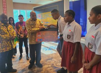 Gubernur Fakhiri Resmi Luncurkan Kartu Pace Mace untuk Wujudkan SDM Unggul Papua Gubernur Papua, Matius D. Fakhiri saat secara simbolis menyerahkan Kartu Pace dan Mace pada prosesi peluncuran Kartu Pace Mace, Jumat (12/6/2026)