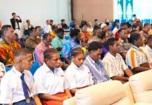Program Kartu PACE dan MACE Diluncurkan, 1.000 Mahasiswa dan Ratusan Pelajar Jadi Sasaran Perwakilan pelajar Papua yang menerima Kartu Pace dan Mace yang merupakan program unggulan Gubernur Papua, Mathius D. Fakhiri di bidang pendidikan