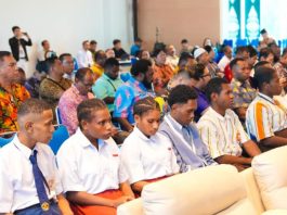 Perwakilan pelajar Papua yang menerima Kartu Pace dan Mace yang merupakan program unggulan Gubernur Papua, Mathius D. Fakhiri di bidang pendidikan