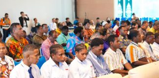 Perwakilan pelajar Papua yang menerima Kartu Pace dan Mace yang merupakan program unggulan Gubernur Papua, Mathius D. Fakhiri di bidang pendidikan