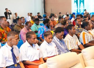 Perwakilan pelajar Papua yang menerima Kartu Pace dan Mace yang merupakan program unggulan Gubernur Papua, Mathius D. Fakhiri di bidang pendidikan