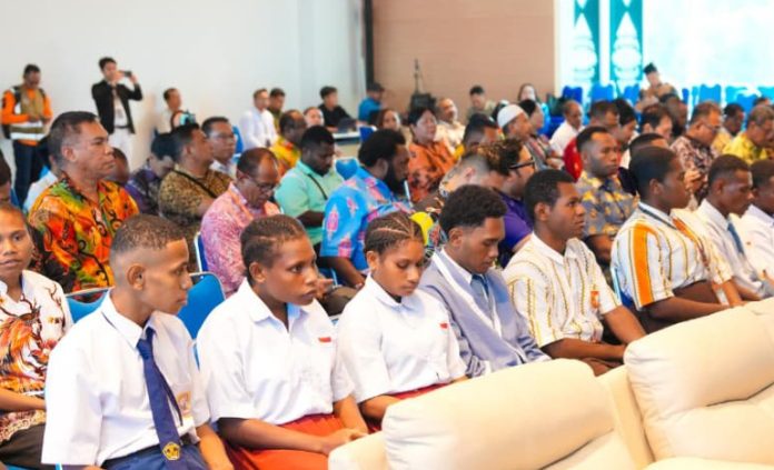 Perwakilan pelajar Papua yang menerima Kartu Pace dan Mace yang merupakan program unggulan Gubernur Papua, Mathius D. Fakhiri di bidang pendidikan Perwakilan pelajar Papua yang menerima Kartu Pace dan Mace yang merupakan program unggulan Gubernur Papua, Mathius D. Fakhiri di bidang pendidikan