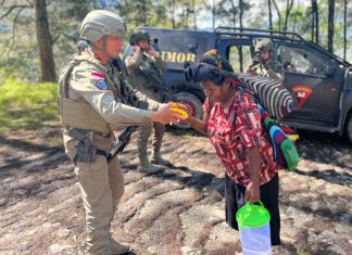 Menyapa dari Jantung Papua, Patroli Humanis Satgas Damai Cartenz Perkuat Kedekatan dengan Warga Ilaga