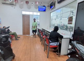 Ruang tunggu bengkel AHASS dengan fasilitas yang nyaman bagi konsumen sambil menunggu servis motor HOnda kesayangannya