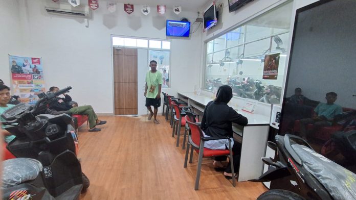 Ruang tunggu bengkel AHASS dengan fasilitas yang nyaman bagi konsumen sambil menunggu servis motor HOnda kesayangannya Ruang tunggu bengkel AHASS dengan fasilitas yang nyaman bagi konsumen sambil menunggu servis motor HOnda kesayangannya