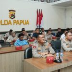 Kabid Humas Polda Papua, Kombes Pol. Cahyo Sukarnito, S.I.K., M.K.P., Ka Setum Polda Papua, AKBP Rudolf Yabansabra, S.H., M.H., Ka SPKT Polda Papua, AKBP. Heru Hidayanto, S.Sos., M.M, serta jajaran Kapolres dan personel saat mengikuti dialog kebangsaan secara virtual
