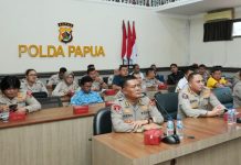 Hadapi Era Digital, Anggota Polri Dituntut Jaga Moral, Etika, dan Integritas Kabid Humas Polda Papua, Kombes Pol. Cahyo Sukarnito, S.I.K., M.K.P., Ka Setum Polda Papua, AKBP Rudolf Yabansabra, S.H., M.H., Ka SPKT Polda Papua, AKBP. Heru Hidayanto, S.Sos., M.M, serta jajaran Kapolres dan personel saat mengikuti dialog kebangsaan secara virtual
