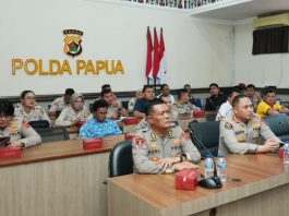 Kabid Humas Polda Papua, Kombes Pol. Cahyo Sukarnito, S.I.K., M.K.P., Ka Setum Polda Papua, AKBP Rudolf Yabansabra, S.H., M.H., Ka SPKT Polda Papua, AKBP. Heru Hidayanto, S.Sos., M.M, serta jajaran Kapolres dan personel saat mengikuti dialog kebangsaan secara virtual