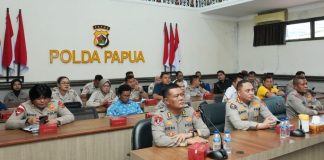 Kabid Humas Polda Papua, Kombes Pol. Cahyo Sukarnito, S.I.K., M.K.P., Ka Setum Polda Papua, AKBP Rudolf Yabansabra, S.H., M.H., Ka SPKT Polda Papua, AKBP. Heru Hidayanto, S.Sos., M.M, serta jajaran Kapolres dan personel saat mengikuti dialog kebangsaan secara virtual