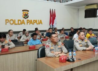 Hadapi Era Digital, Anggota Polri Dituntut Jaga Moral, Etika, dan Integritas Kabid Humas Polda Papua, Kombes Pol. Cahyo Sukarnito, S.I.K., M.K.P., Ka Setum Polda Papua, AKBP Rudolf Yabansabra, S.H., M.H., Ka SPKT Polda Papua, AKBP. Heru Hidayanto, S.Sos., M.M, serta jajaran Kapolres dan personel saat mengikuti dialog kebangsaan secara virtual