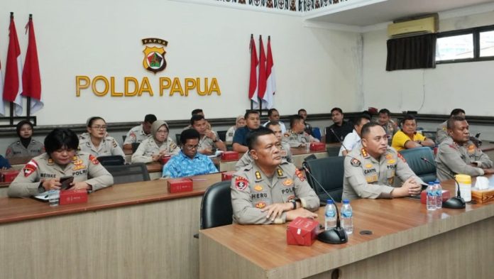WhatsApp Image 2026-06-23 at 19.48.21 Kabid Humas Polda Papua, Kombes Pol. Cahyo Sukarnito, S.I.K., M.K.P., Ka Setum Polda Papua, AKBP Rudolf Yabansabra, S.H., M.H., Ka SPKT Polda Papua, AKBP. Heru Hidayanto, S.Sos., M.M, serta jajaran Kapolres dan personel saat mengikuti dialog kebangsaan secara virtual