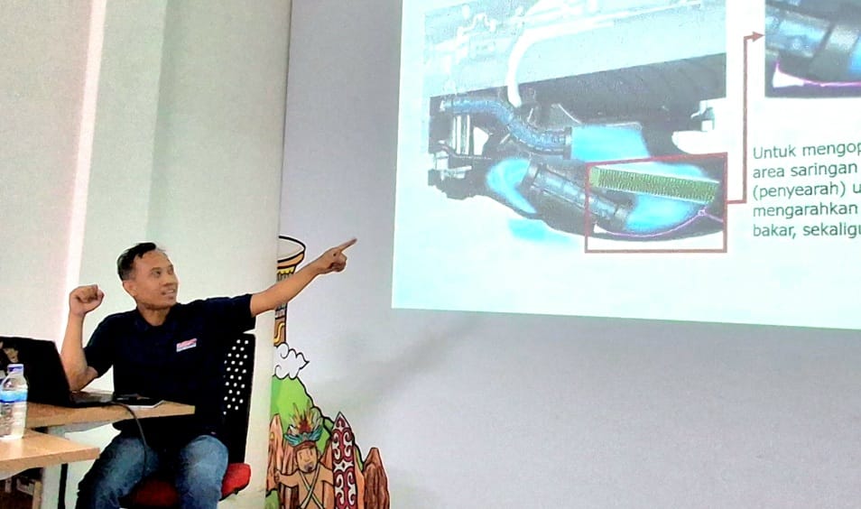 Hardjito, Technical Instructor Astra Motor Papua saat memaparkan teknologi yang ada di Honda Stylo 160