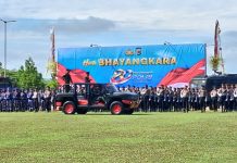 Pemeriksaan pasukan upacara oleh Kapolda Papua, Irjen Pol Petrus Patrige Rudolf Renwarin,S.H, M.Si
