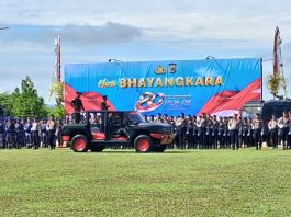 Pemeriksaan pasukan upacara oleh Kapolda Papua, Irjen Pol Petrus Patrige Rudolf Renwarin,S.H, M.Si